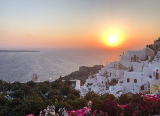 Spectacolul apusului in Oia, Santorini