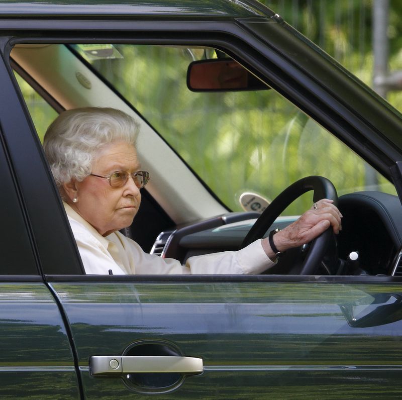 Regina Elisabeta isi conduce masina