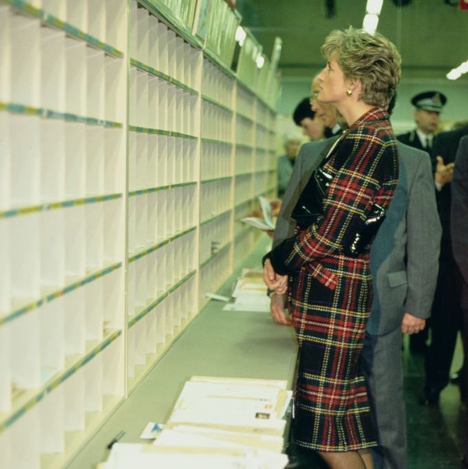 Printesa Diana in vizita la oficiul postal