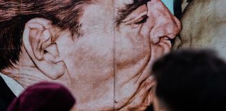 La Berlin, unde exista cicatrici, arta infloreste